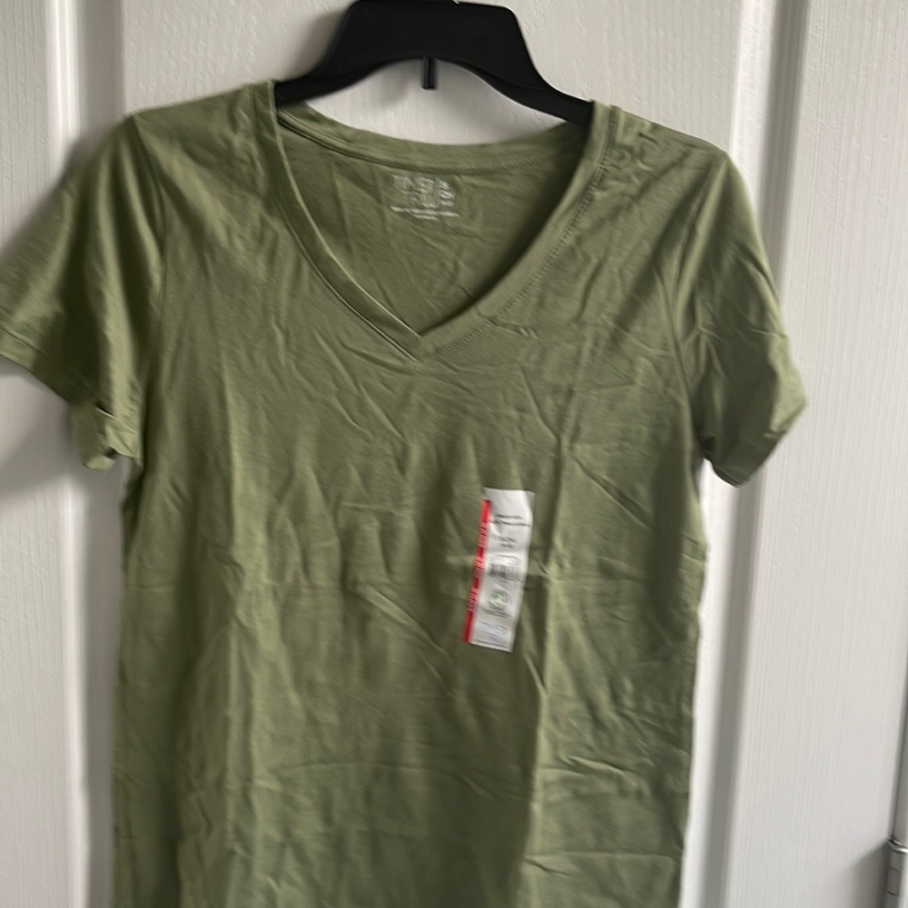 Time and Tru Small v-neck tshirt. Women’s v-neck tshirt.
